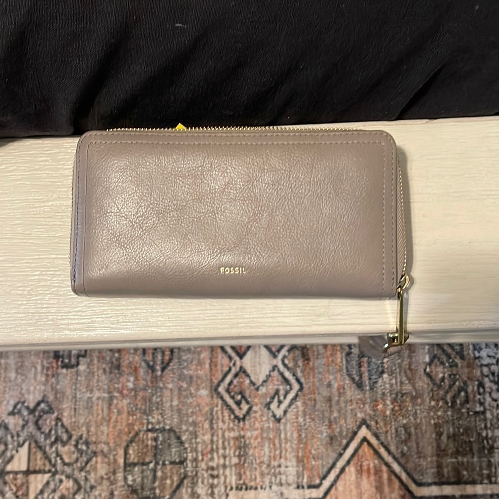 Taupe colored fossil wallet! Perfect condition